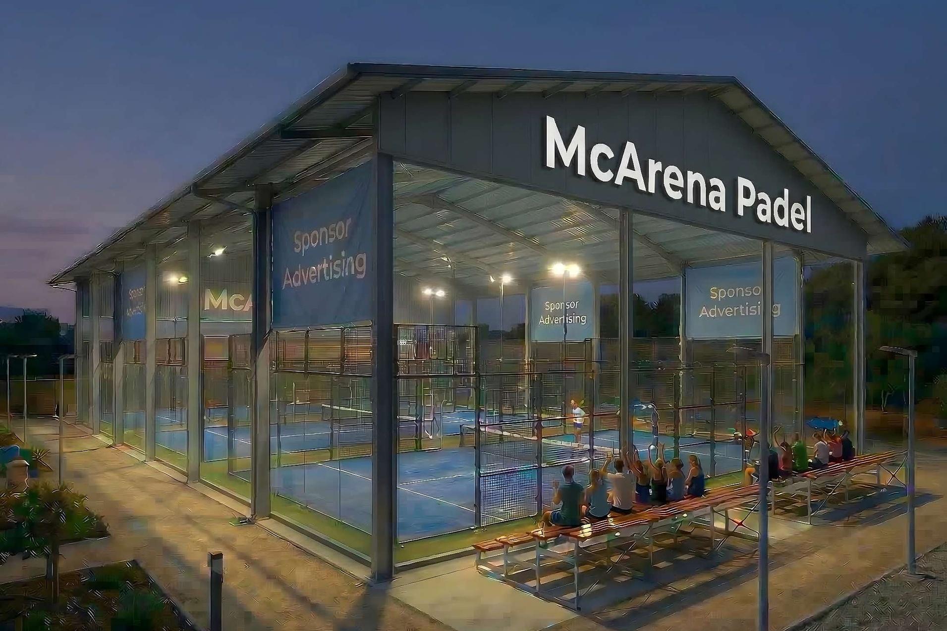 Moderne Padel-Halle mit Beleuchtung, Au&szlig;enbereich und Zuschauersitzen, beschriftet mit &bdquo;McArena Padel&ldquo;. Abendd&auml;mmerung.