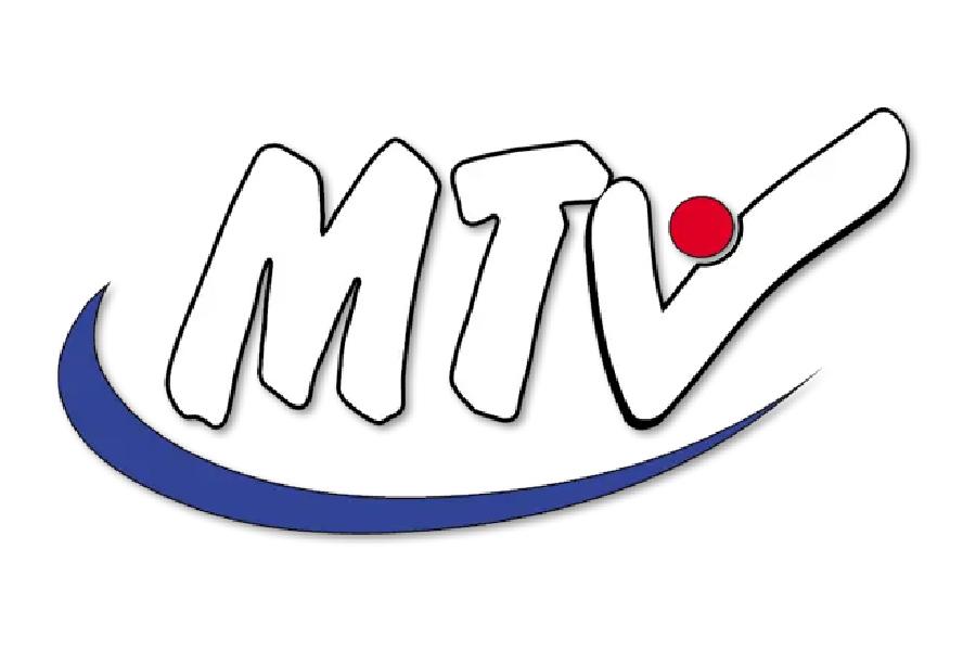 Logo mit &bdquo;MTV&ldquo; in stilisierter Schrift, rot f&uuml;r den Punkt und blauer Welle darunter.