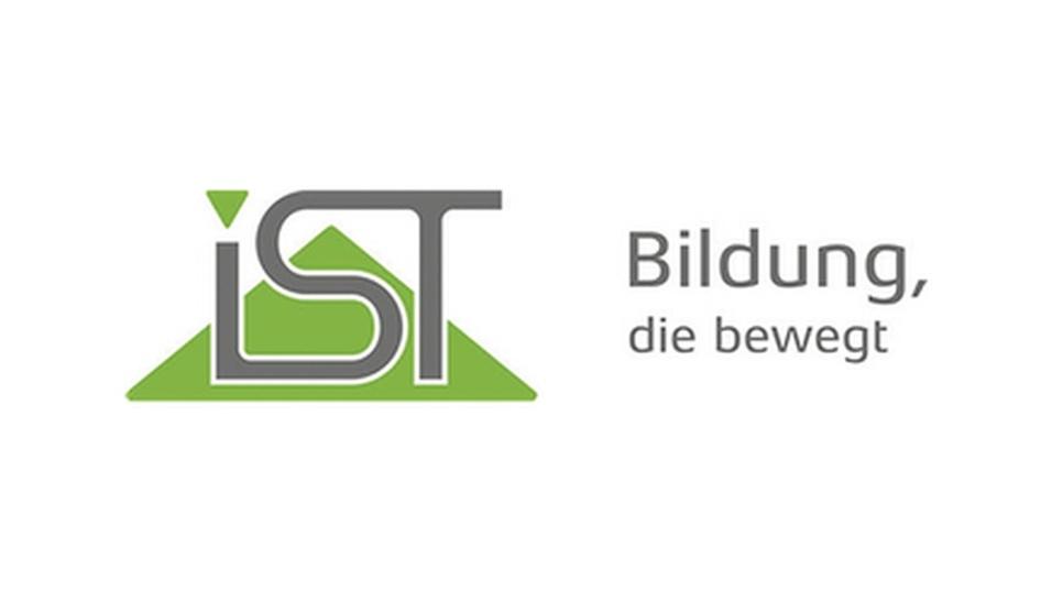 Logo der IST mit dem Slogan &bdquo;Bildung, die bewegt&ldquo; und einem grafischen Element in Form eines gr&uuml;nen Dreiecks.