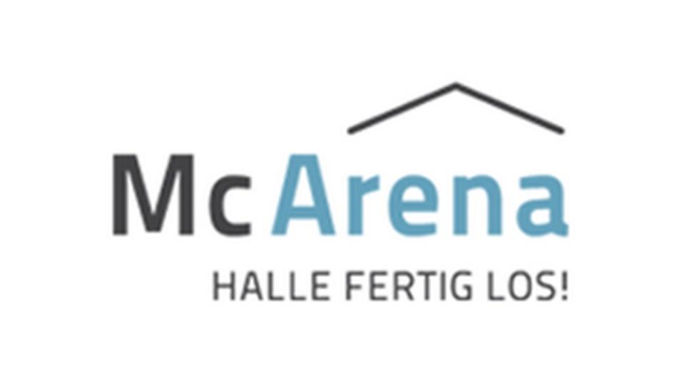 Logo von McArena mit Schriftzug &bdquo;HALLE FERTIG LOS!&ldquo; in blauen und grauen Buchstaben auf wei&szlig;em Hintergrund.