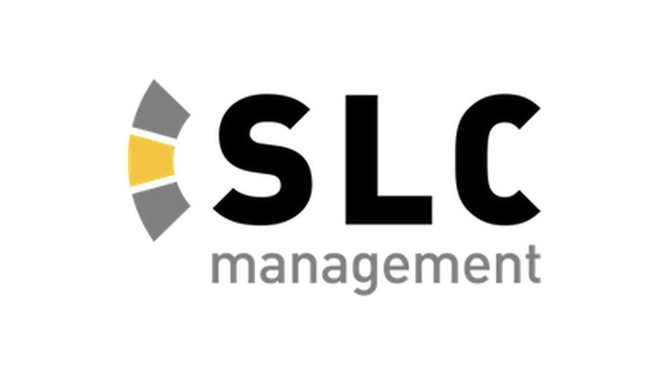 Logo von SLC Management mit grauen und gelben geometrischen Elementen und schwarzer Schrift.