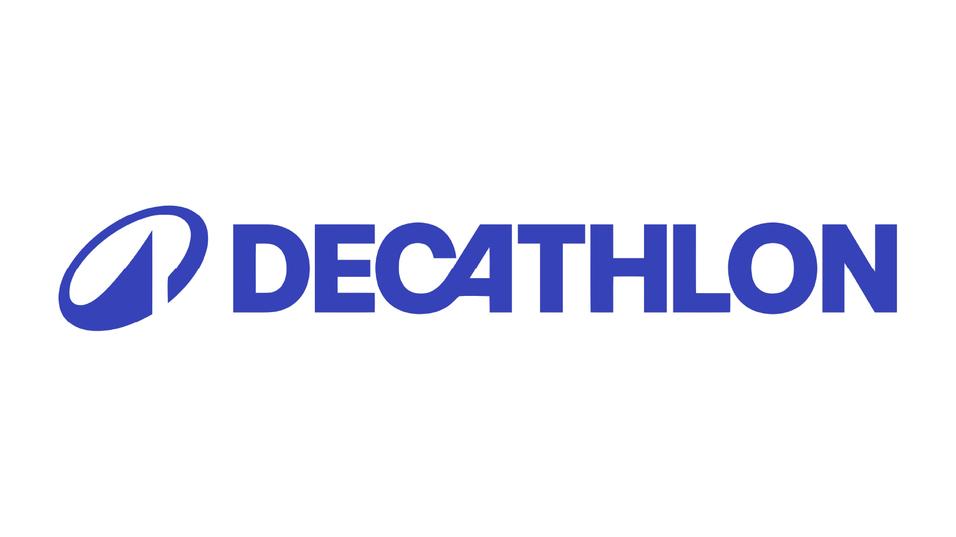 Logo von Decathlon in blauer Schrift mit stilisiertem Symbol links.