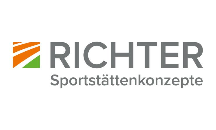 Logo von Richter Sportst&auml;tten Konzepte mit stilisierten Linien in orange und gr&uuml;n neben dem Schriftzug.