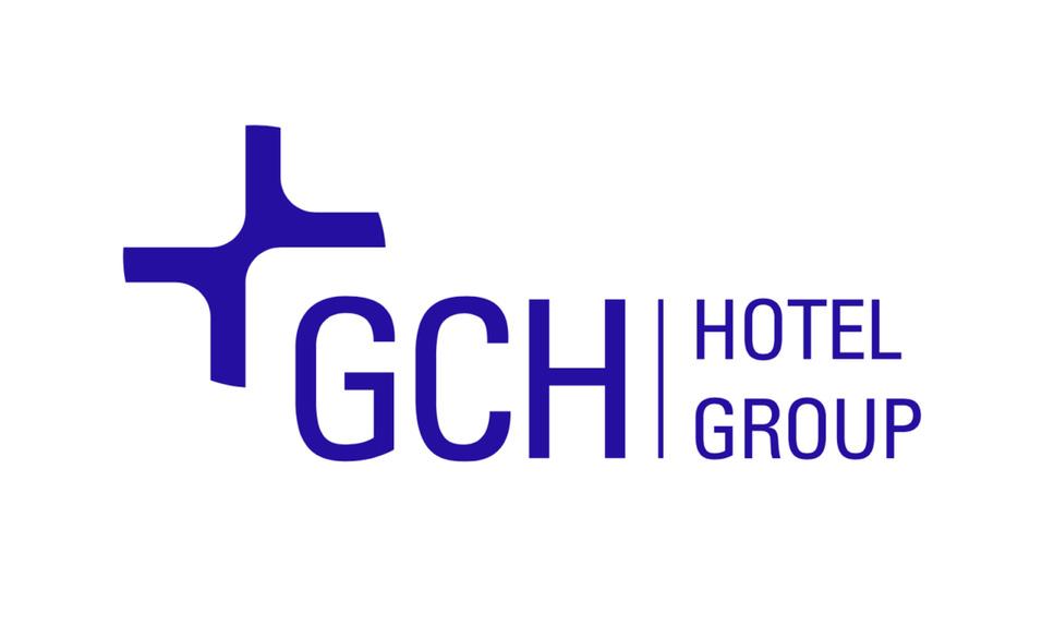 Logo der GCH Hotel Group: ein stilisiertes Kreuz neben dem Schriftzug &bdquo;GCH HOTEL GROUP&ldquo; in lila Schrift.