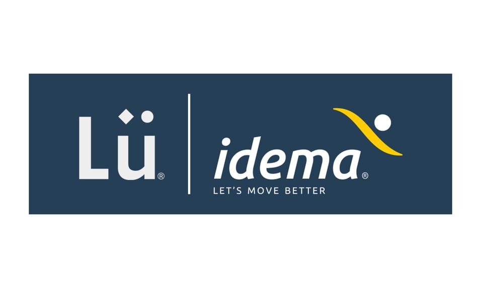Logo von L&uuml; und idema mit dem Slogan &bdquo;LET'S MOVE BETTER&ldquo; auf dunkelblauem Hintergrund.